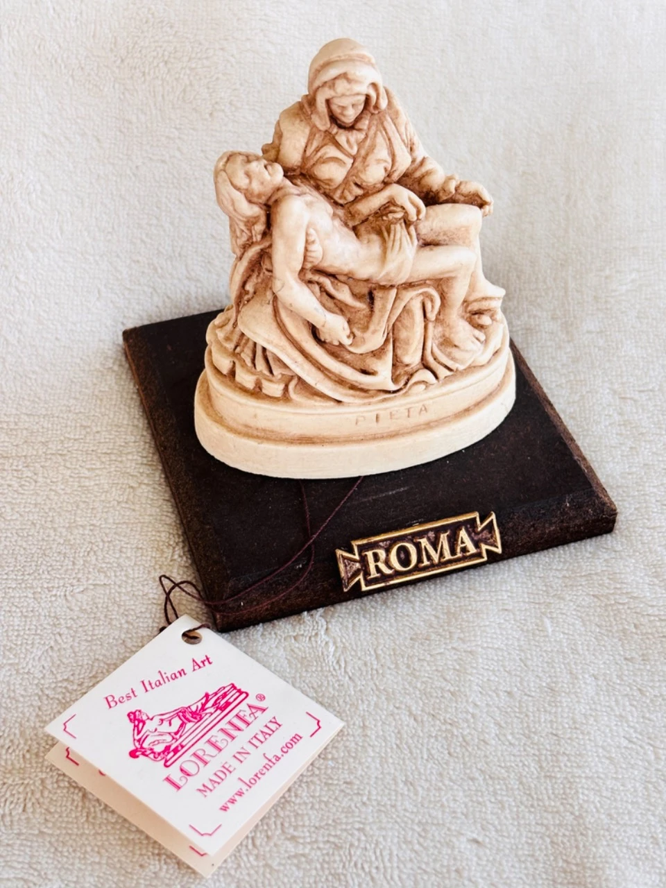 Pietà, mini sculpture réplique souvenir, base en bois